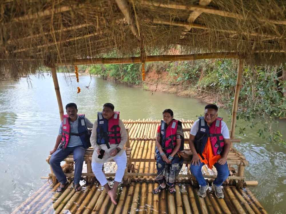 तीरथगढ़ में बांस की नाव पर रोमांच, इको टूरिज्म को मिलेगा बढ़ावा, वन मंत्री केदार कश्यप