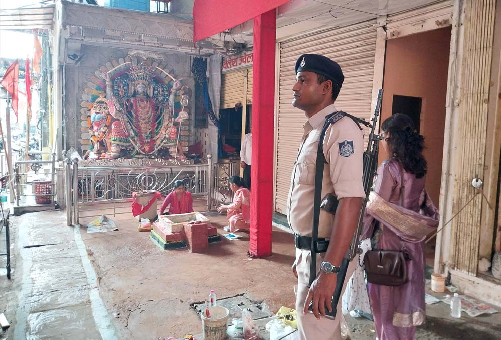 10 करोड़ के गहनों से सजी नगर जेठानी मां, 5 करोड़ के चांदी रथ से होगी विदाई – नुनहाई का भव्य दुर्गा उत्सव