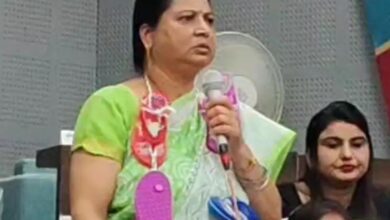 BJP महिला पार्षद ने चप्पल की माला पहन निगम कार्यालय पहुंचकर लगाए गंभीर आरोप