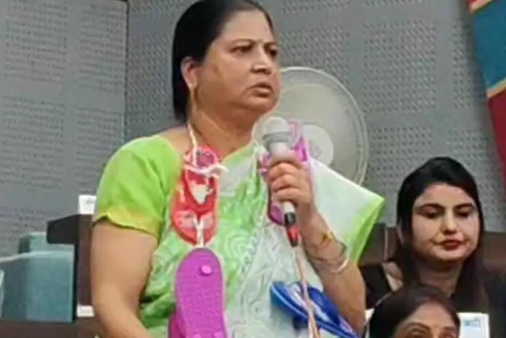 BJP महिला पार्षद ने चप्पल की माला पहन निगम कार्यालय पहुंचकर लगाए गंभीर आरोप