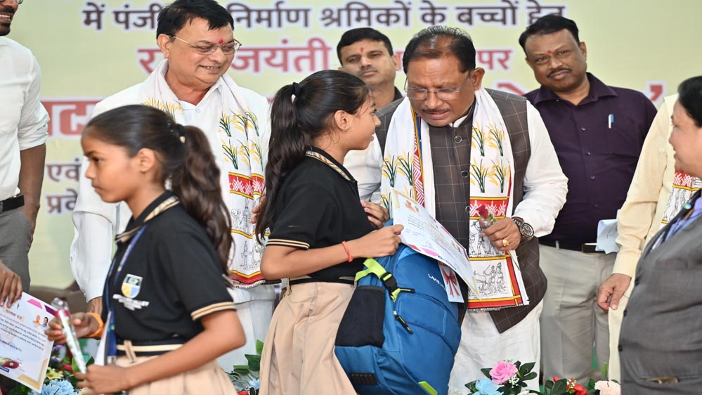 रायपुर : विशेष लेख :राज्य सरकार के प्रयासों से श्रमिकों के जीवन में आ रहा है बदलाव