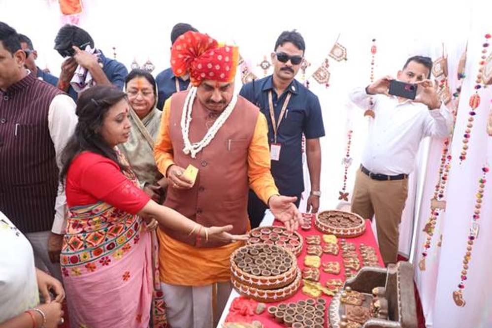 मुख्यमंत्री डॉ. यादव ने इंदौर में गोबर से स्वदेशी दीये बनाये जाने के नवाचार की सराहना की मुख्यमंत्री डॉ. यादव ने इंदौर में गोबर से स्वदेशी दीये बनाये जाने के नवाचार की सराहना की