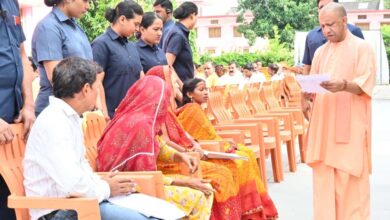 सीएम योगी ने चॉकलेट देकर बच्चों पर लुटाया प्यार, की आत्मीय बातचीत