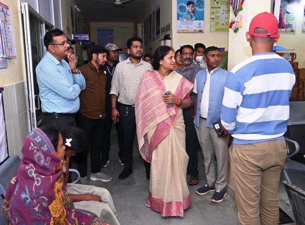 रायपुर : मंत्री श्रीमती लक्ष्मी राजवाड़े ने सूरजपुर जिले के ग्राम भांड़ी में उल्टी-दस्त से पीड़ित ग्रामीणों से की मुलाकात रायपुर : मंत्री श्रीमती लक्ष्मी राजवाड़े ने सूरजपुर जिले के ग्राम भांड़ी में उल्टी-दस्त से पीड़ित ग्रामीणों से की मुलाकात