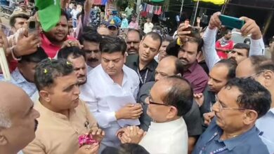 किसानों की मांगों पर कांग्रेस ने रोकी शिवराज की गाड़ी, पूर्व सीएम के अंदाज ने जीता दिल