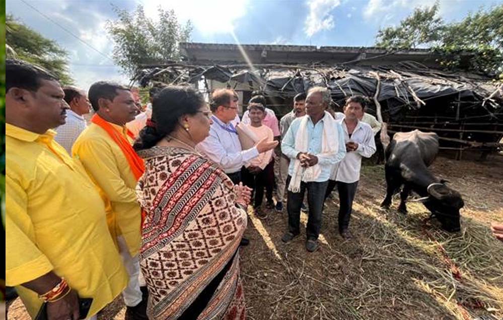 दुग्ध समृद्धि संपर्क अभियान: मंत्री सुश्री भूरिया ने झाबुआ में पशुपालकों से की सीधी बात