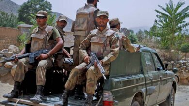 TTP का खौफनाक हमला: पाक सेना पर बम और गोलियों से वार, 11 जवान मारे गए TTP का खौफनाक हमला: पाक सेना पर बम और गोलियों से वार, 11 जवान मारे गए