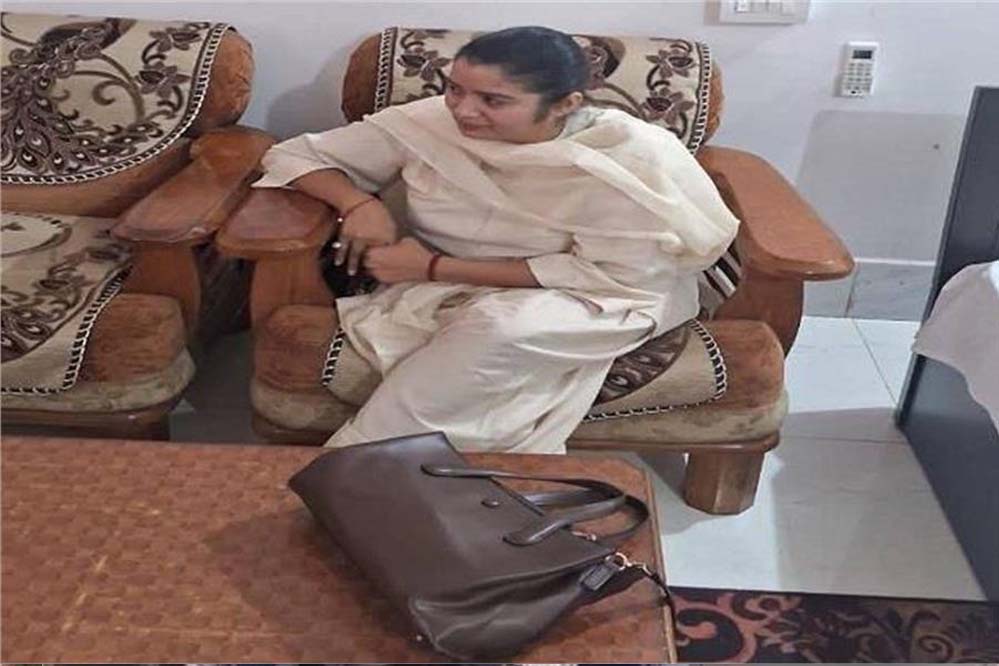 सीधी में RES दफ्तर में घूस का खेल! लोकायुक्त छापे में इंजीनियर, SDO फरार, महिला कर्मचारी रंगे हाथ गिरफ्तार