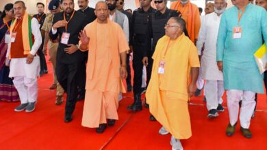 झांसी में सीएम योगी ने मुख्यमंत्री युवा उद्यमी विकास अभियान योजना के लाभार्थियों को दिए चेक