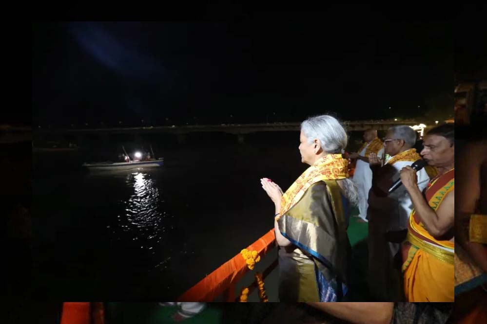 मां सरयू की भव्य आरती में शामिल हुईं केंद्रीय वित्त मंत्री निर्मला सीतारमण