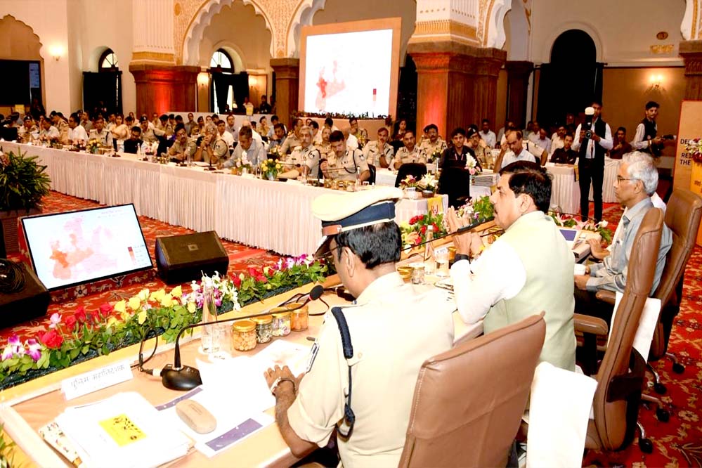 कानून-व्यवस्था बनाए रखने की पहली जिम्मेदारी कलेक्टर्स की : मुख्यमंत्री डॉ. यादव कानून-व्यवस्था बनाए रखने की पहली जिम्मेदारी कलेक्टर्स की : मुख्यमंत्री डॉ. यादव