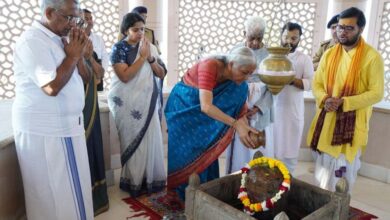 अयोध्या में वित्त मंत्री निर्मला सीतारमण ने परिवार संग उतारी प्रभु श्रीरामलला की आरती