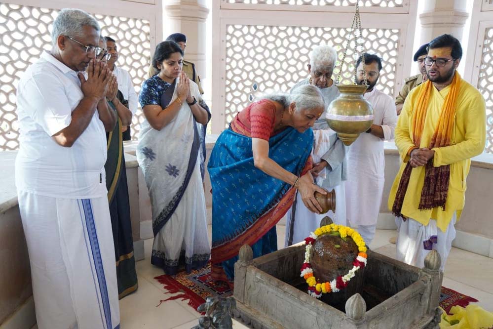 अयोध्या में वित्त मंत्री निर्मला सीतारमण ने परिवार संग उतारी प्रभु श्रीरामलला की आरती
