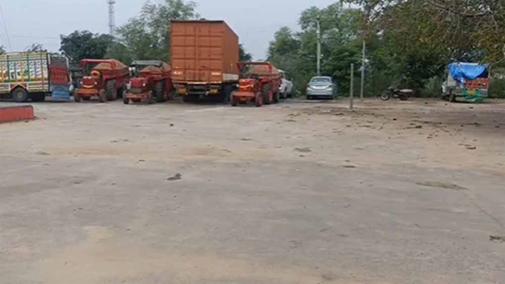 छतरपुर में पुलिस की बड़ी कार्रवाई, अवैध रेत से भरे ट्रैक्टर पकड़े गए – दबंग आए और ले गए वापस!