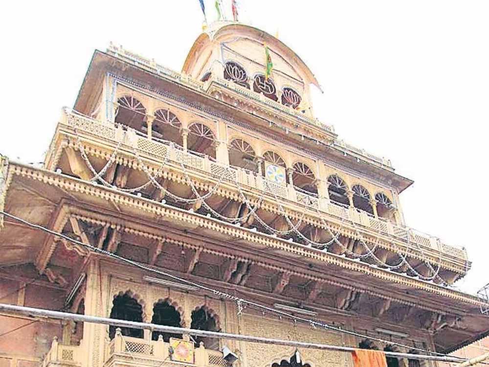 बांकेबिहारी मंदिर में फिर नियमों की अनदेखी! गर्भगृह के सामने दीपदान, सिर्फ 7 दीयों की थी अनुमति