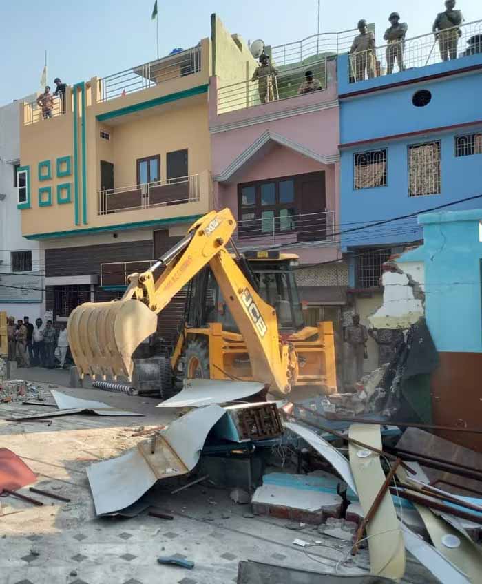 बरेली हिल उठा! नफीस खां का रजा पैलेस बुलडोजर की मार, तीन मशीनों ने ध्वस्त किया भवन