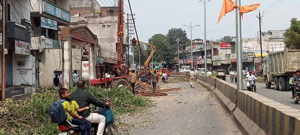 इंदौर-इच्छापुर हाईवे पर प्रशासन का बड़ा फैसला: मंदिर-मजारें हटाई गईं, विकास के रास्ते खुले