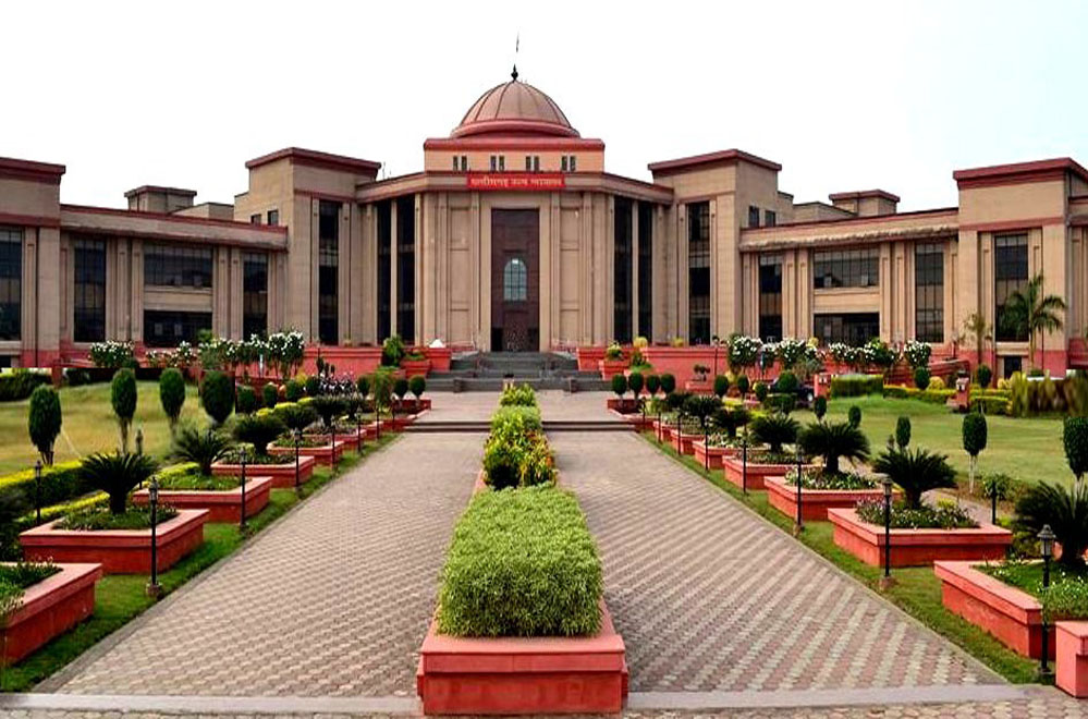 CG HC ने GGU के कुलपति और रजिस्ट्रार को भेजा नोटिस, नियुक्तियों के मापदंडों पर मांगा स्पष्टीकरण