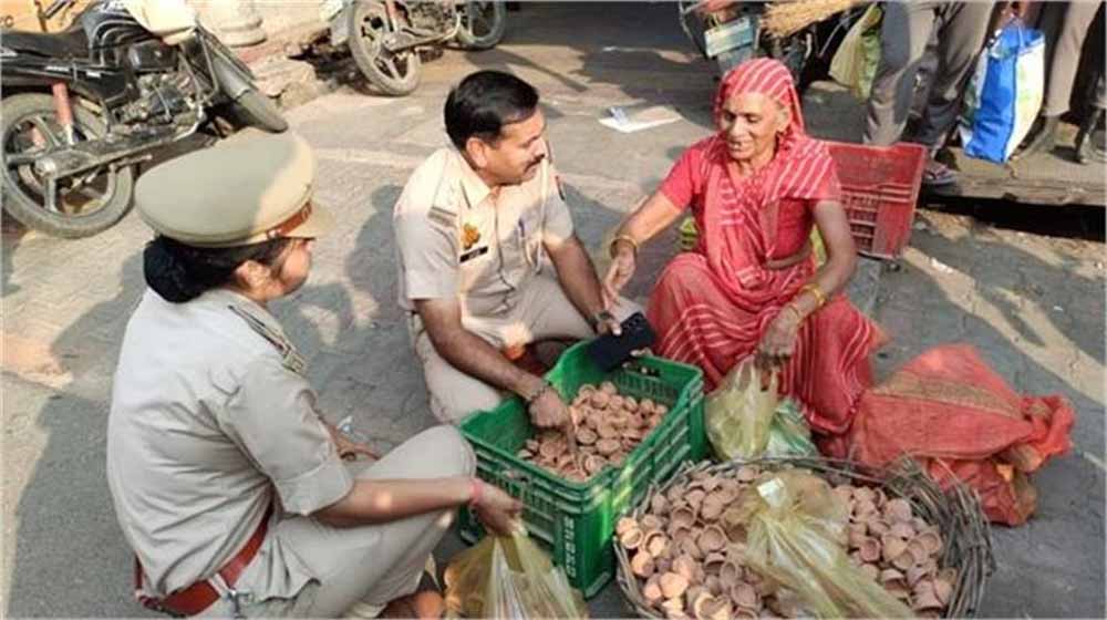 बूढ़ी माता की मायूसी गई दूर, थानेदार ने खरीदे सभी दीये – दीपावली की दिल छू लेने वाली कहानी बूढ़ी माता की मायूसी गई दूर, थानेदार ने खरीदे सभी दीये – दीपावली की दिल छू लेने वाली कहानी