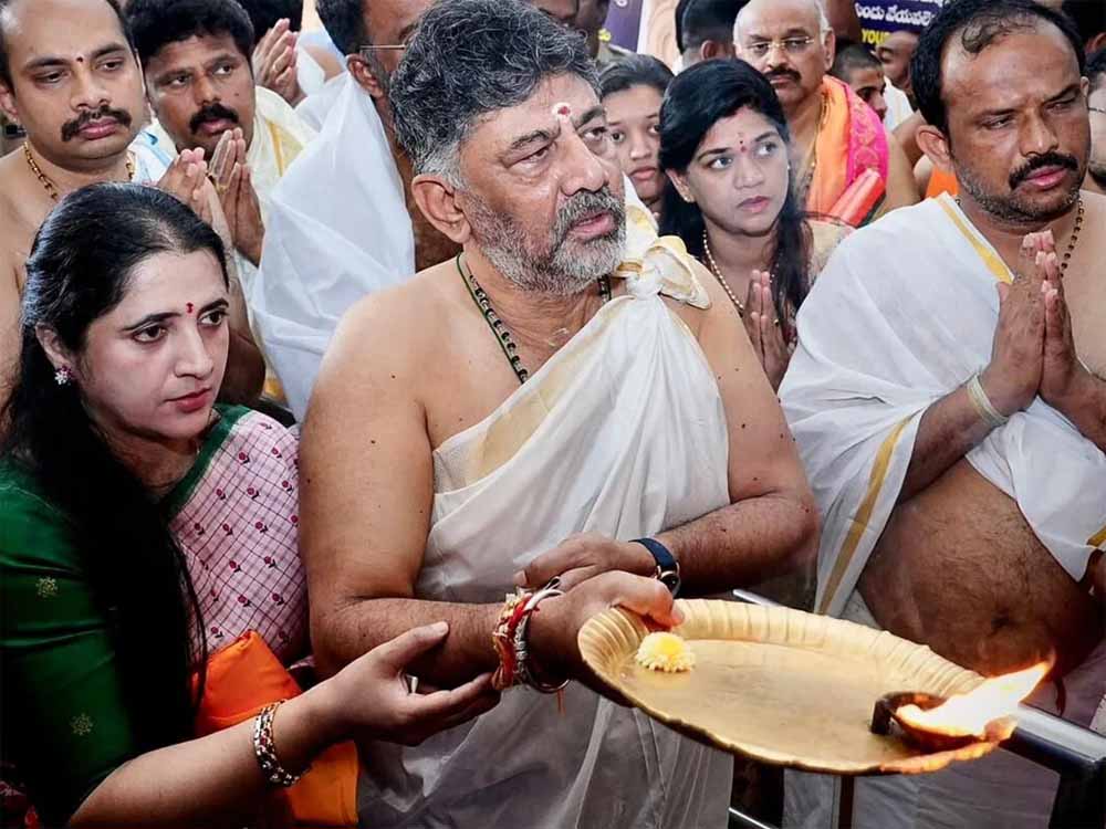 अगर किस्मत में लिखा होगा तभी बनेंगे सीएम — डीके शिवकुमार पर कांग्रेस में बढ़ी बेचैनी! अगर किस्मत में लिखा होगा तभी बनेंगे सीएम — डीके शिवकुमार पर कांग्रेस में बढ़ी बेचैनी!