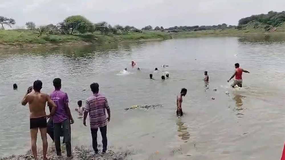 उज्जैन हादसा: 12 साल के बच्चे ने ट्रैक्टर स्टार्ट किया, 7 लोगों संग नदी में समा गया उज्जैन हादसा: 12 साल के बच्चे ने ट्रैक्टर स्टार्ट किया, 7 लोगों संग नदी में समा गया