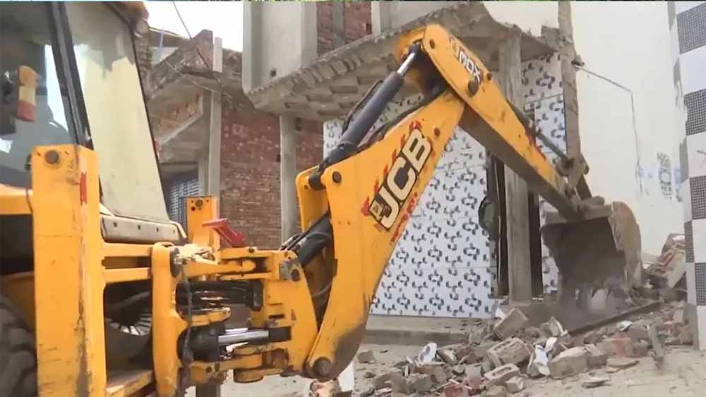 संभल में बुलडोजर कार्रवाई: अवैध मदरसा और मैरिज पैलेस जमींदोज, इलाके में तनाव