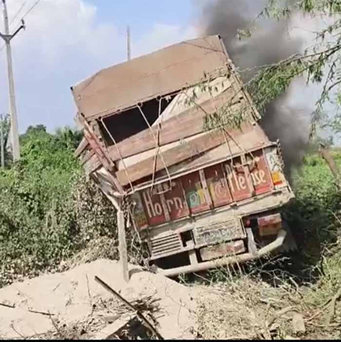 खंडवा में दिल दहला देने वाला हादसा: ट्रक ने ई-बाइक को रौंदा, आग में झुलसकर मौत