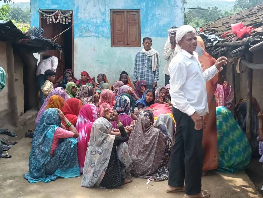 खंडवा हादसा: दुर्गा विसर्जन में डूबे 11 लोगों का अंतिम संस्कार, गांव में मातम