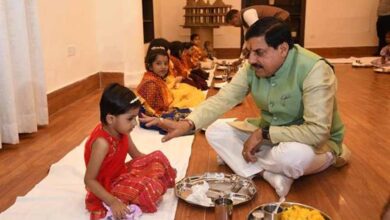 मुख्यमंत्री डॉ. यादव ने कन्याओं को तिलक लगाकर, चुन्नी ओढ़ाकर स्नेह पूर्वक कराया भोज मुख्यमंत्री डॉ. यादव ने कन्याओं को तिलक लगाकर, चुन्नी ओढ़ाकर स्नेह पूर्वक कराया भोज