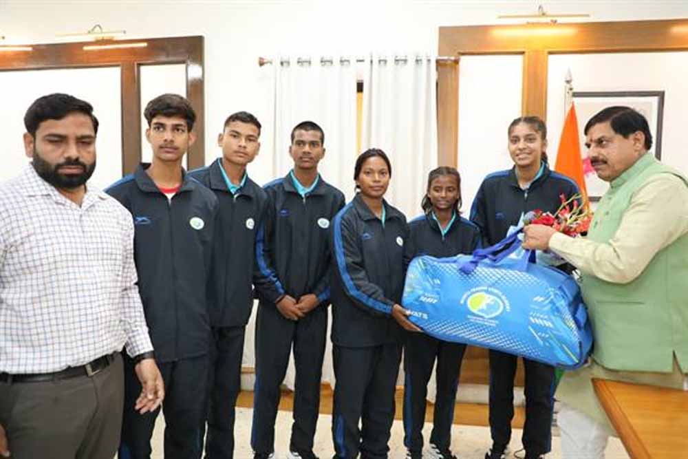 मुख्यमंत्री डॉ. यादव से मिले जर्मनी जाने वाले ग्राम विचारपुर के 5 फुटबॉल खिलाड़ी मुख्यमंत्री डॉ. यादव से मिले जर्मनी जाने वाले ग्राम विचारपुर के 5 फुटबॉल खिलाड़ी