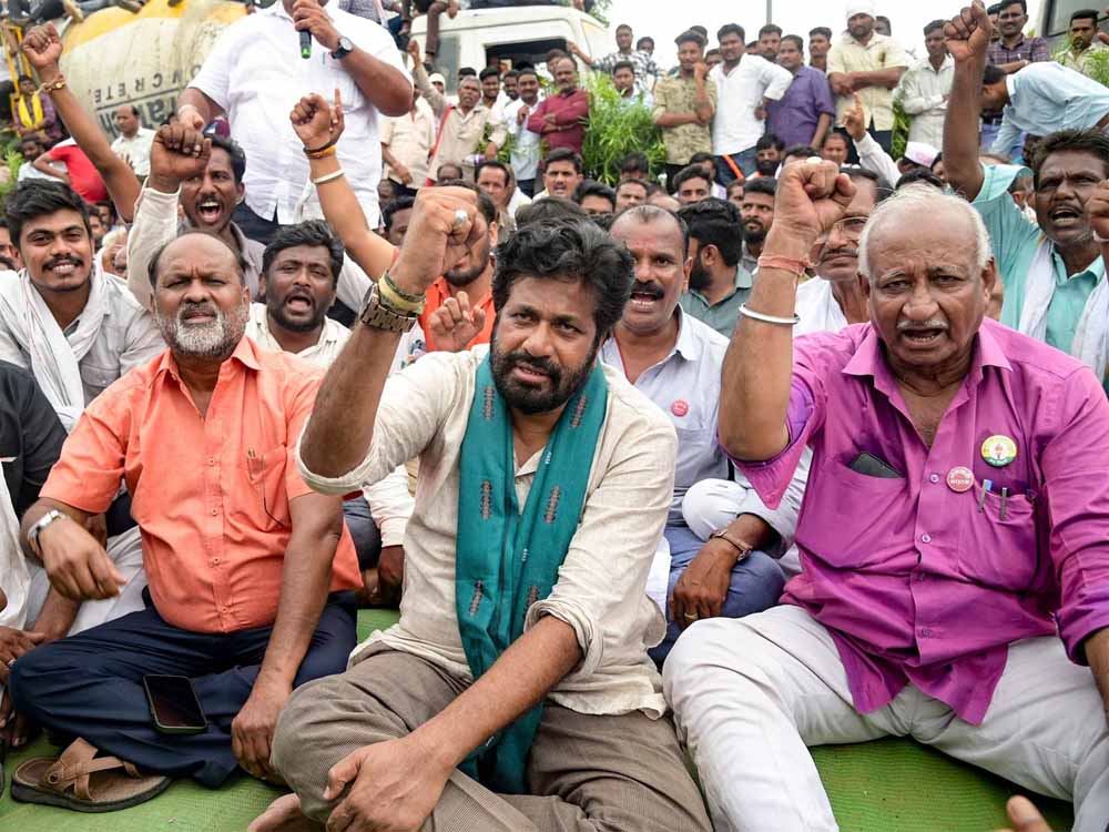 फडणवीस सरकार का अधूरा वादा बना सियासत की आग, हाईवे पर किसानों का हल्लाबोल! फडणवीस सरकार का अधूरा वादा बना सियासत की आग, हाईवे पर किसानों का हल्लाबोल!