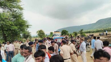 पन्ना में सड़क हादसा: दो की मौत, एक करोड़ मुआवजे और नौकरी की मांग पर चक्काजाम