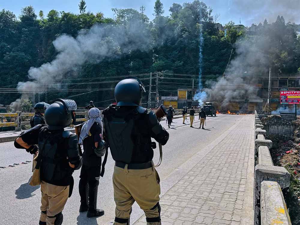 पहले आटे पर बवाल, अब आसिम मुनीर की सेना पर सवाल: PoK में बढ़ते तनाव की गंभीर तस्वीर