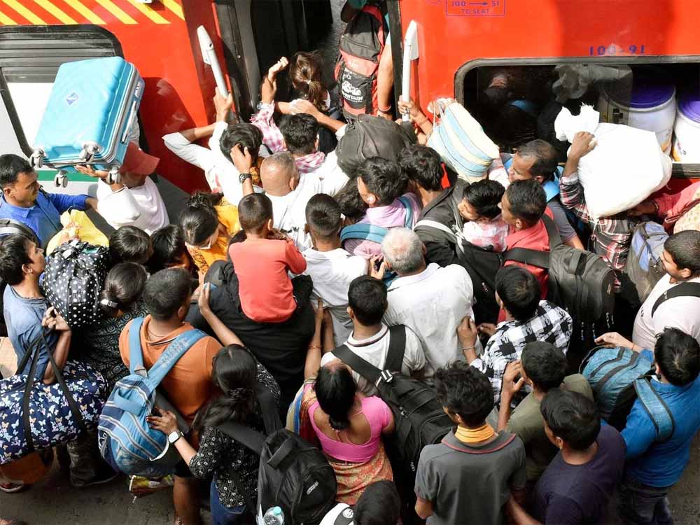 रेल हादसा या प्रशासनिक विफलता? 12 हजार स्पेशल ट्रेनें कहां, लोग छतों पर लटके! राहुल गांधी का हमला