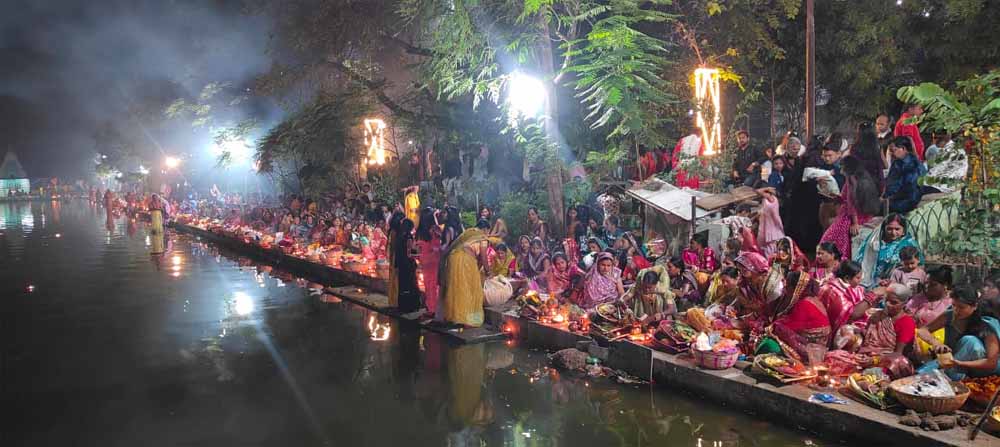 आमातालाब के घाट पर उगते सूर्य को छठ व्रतियों ने दी उषा अर्घ्य देकर 4 दिवसीय पवित्र अनुष्ठान का समापन किया