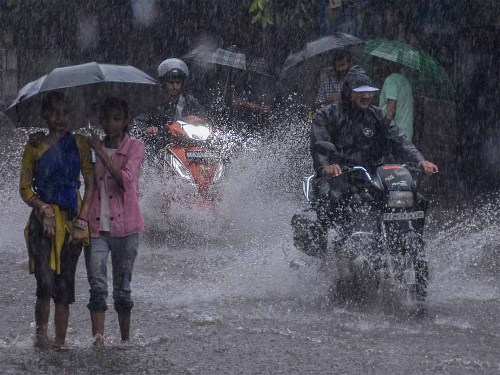 देश में बन गया कम दबाव का क्षेत्र, अगले 7 दिन इन राज्यों में बरसेंगे मूसलाधार बारिश के बादल