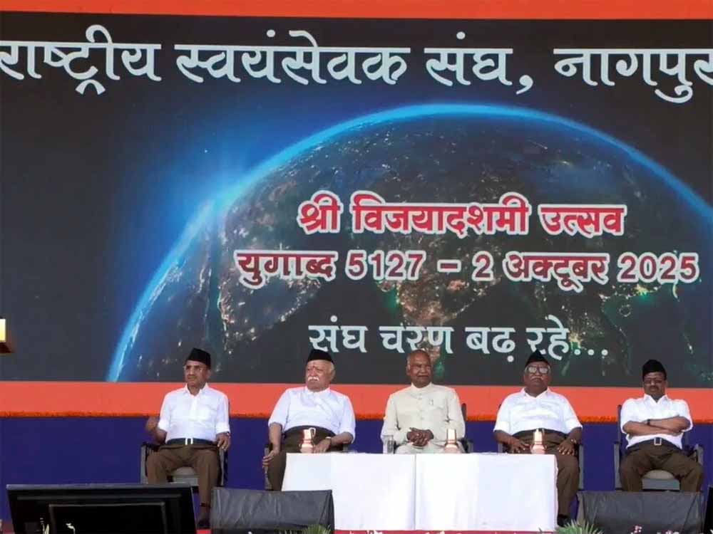 नागपुर में RSS का विजयादशमी उत्सव: मोहन भागवत और कोविंद ने किया शस्त्र पूजन नागपुर में RSS का विजयादशमी उत्सव: मोहन भागवत और कोविंद ने किया शस्त्र पूजन