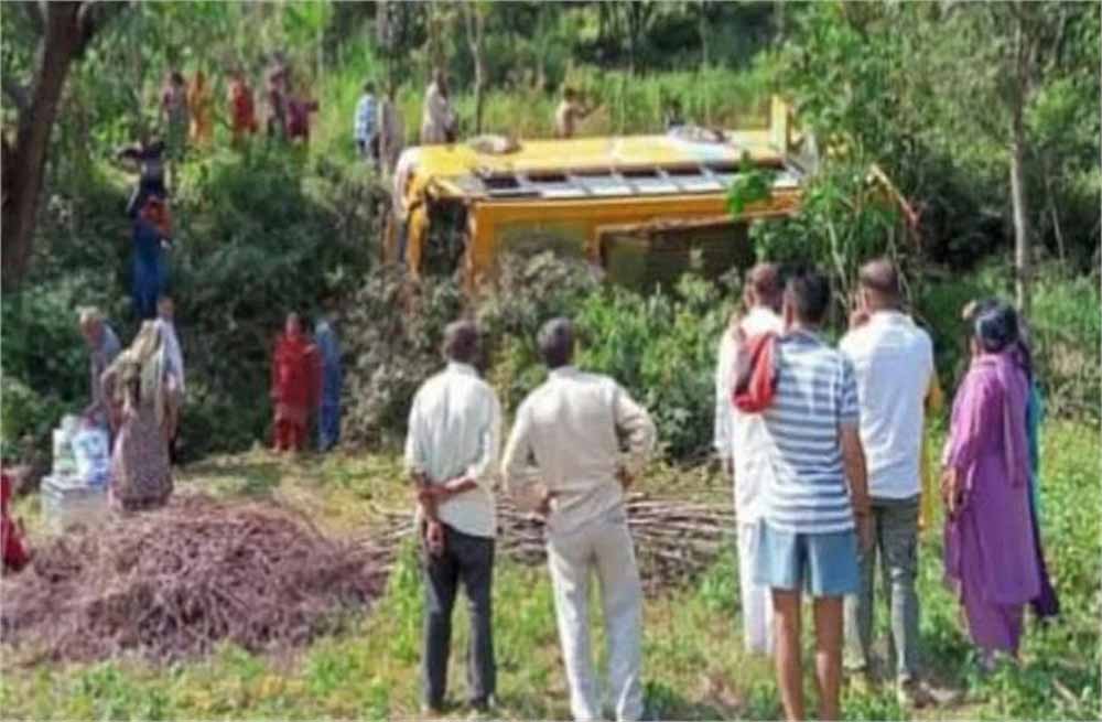 शादी की खुशी रह गई अधूरी: 42 बारातियों से भरी बस खाई में पलटी, 10 गंभीर घायल