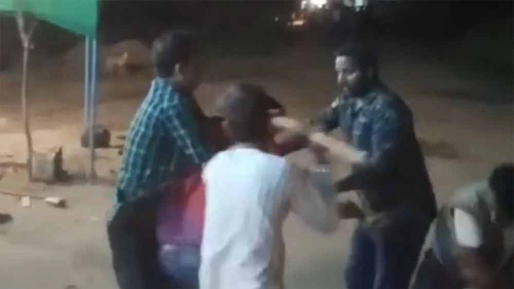 शहडोल का दर्दनाक हादसा: तीन भाइयों की सड़क पर पिटाई, दो की मौत, हिम्मत नहीं कर सका कोई मदद शहडोल का दर्दनाक हादसा: तीन भाइयों की सड़क पर पिटाई, दो की मौत, हिम्मत नहीं कर सका कोई मदद