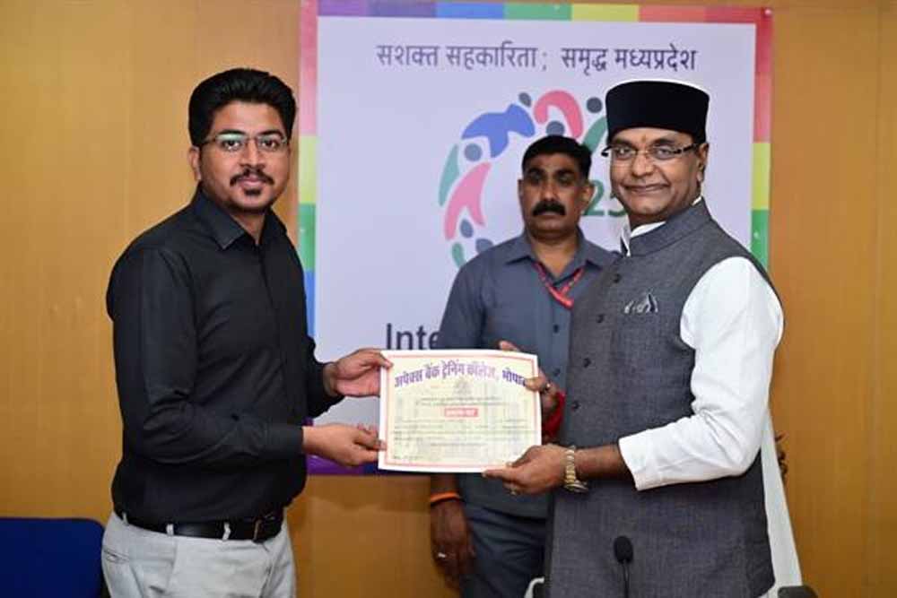 सहकारी बैंक की नौकरी सेवा का बेहतर माध्यम है : मंत्री सारंग