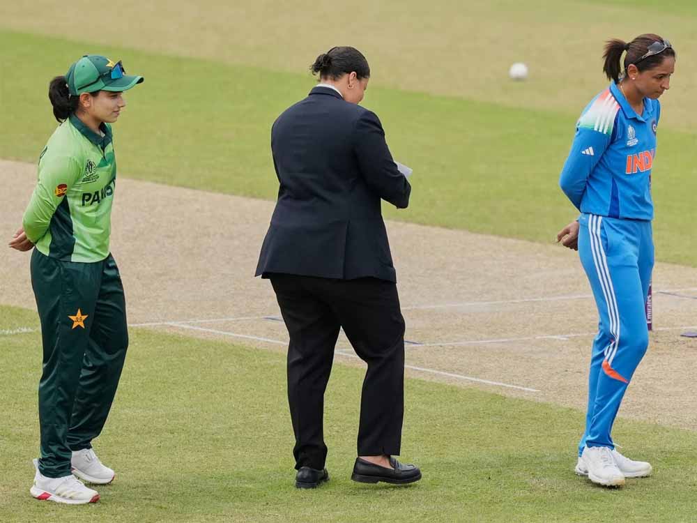 टीम इंडिया के साथ टॉस पर गड़बड़ी? मैच रेफरी के फैसले से पाकिस्तान को मिला फायदा टीम इंडिया के साथ टॉस पर गड़बड़ी? मैच रेफरी के फैसले से पाकिस्तान को मिला फायदा