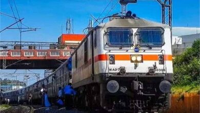 रेल हादसा: चलती ट्रेन से गिरे 3 यात्री, 2 की मौत, 1 की हालत गंभीर