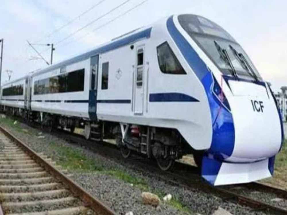 वंदे भारत एक्सप्रेस के पायलट की हरकत देख यात्रियों के उड़े होश, रेलवे में मचा हड़कंप!