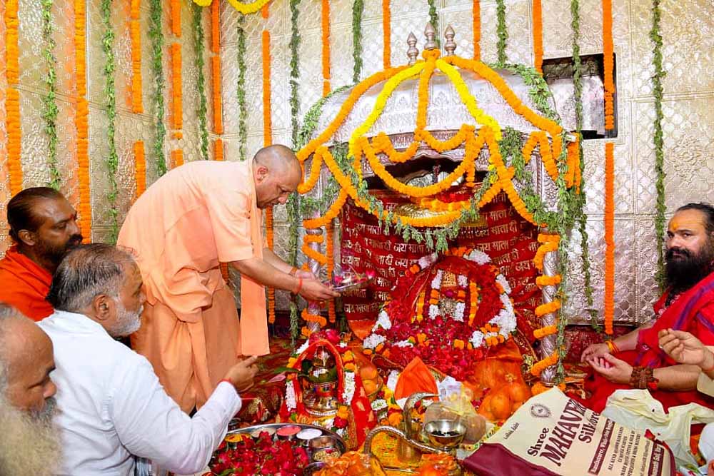 बाबा साहब के संविधान में चोरी-छिपे डाला गया धर्म निरपेक्ष शब्द : योगी आदित्यनाथ बाबा साहब के संविधान में चोरी-छिपे डाला गया धर्म निरपेक्ष शब्द : योगी आदित्यनाथ