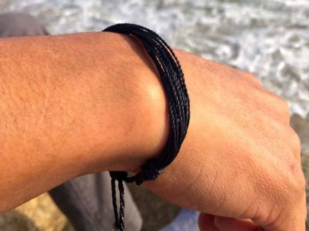 इन राशि वालों के लिए चेतावनी: काला धागा न बांधें, वरना जीवन में बढ़ेंगी मुश्किलें!