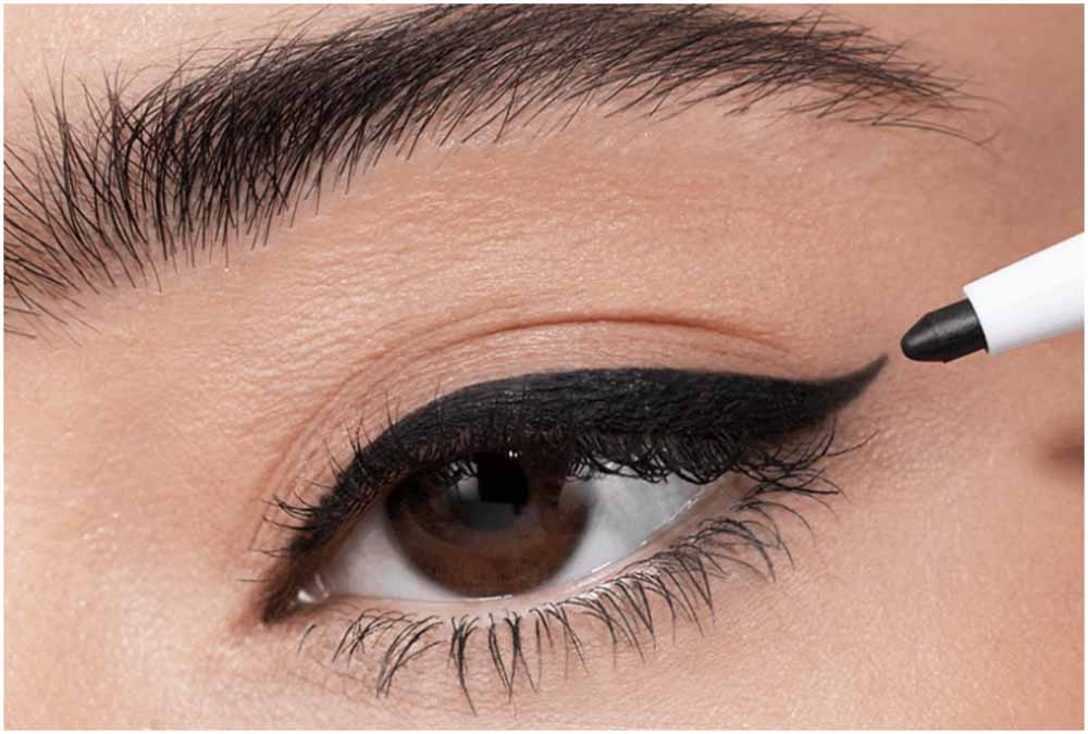 घर पर ही बनाएं बाजार जैसा जेल आईलाइनर