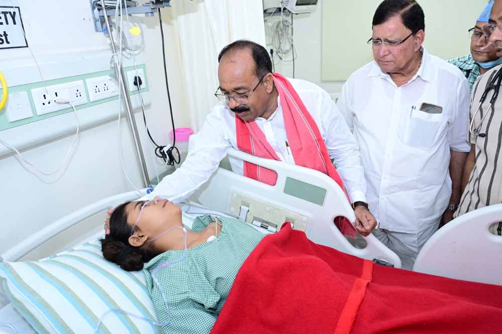 उप मुख्यमंत्री अरुण साव रेल हादसे में घायल लोगों से मिले, डॉक्टरों को बेहतर से बेहतर इलाज के दिए निर्देश उप मुख्यमंत्री अरुण साव रेल हादसे में घायल लोगों से मिले, डॉक्टरों को बेहतर से बेहतर इलाज के दिए निर्देश