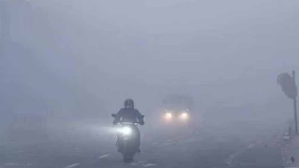 उत्तर भारत में कड़कड़ाती ठंड: कोहरे ने बढ़ाई मुश्किलें, कश्मीर में पारा -6° पहुंचा