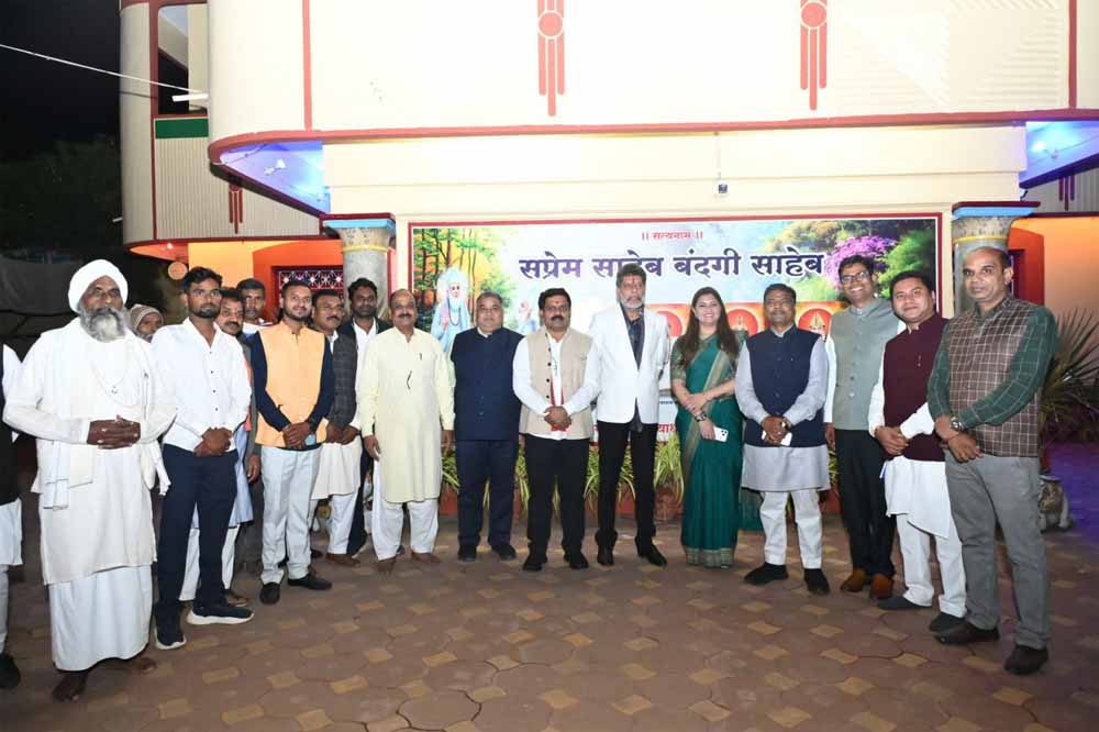 महान संत कबीर साहेब के पवित्र धाम दामाखेड़ा आश्रम में पर्यटन मंत्री राजेश अग्रवाल का धर्मगुरु प्रकाश मुनिनाम से सौजन्य भेंट महान संत कबीर साहेब के पवित्र धाम दामाखेड़ा आश्रम में पर्यटन मंत्री राजेश अग्रवाल का धर्मगुरु प्रकाश मुनिनाम से सौजन्य भेंट