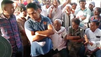 धर्मांतरण विवाद: शव दफनाने को लेकर हंगामा, प्रशासन की हस्तक्षेप से सुलझा मामला, दूसरे जिले में किया गया अंतिम संस्कार धर्मांतरण विवाद: शव दफनाने को लेकर हंगामा, प्रशासन की हस्तक्षेप से सुलझा मामला, दूसरे जिले में किया गया अंतिम संस्कार